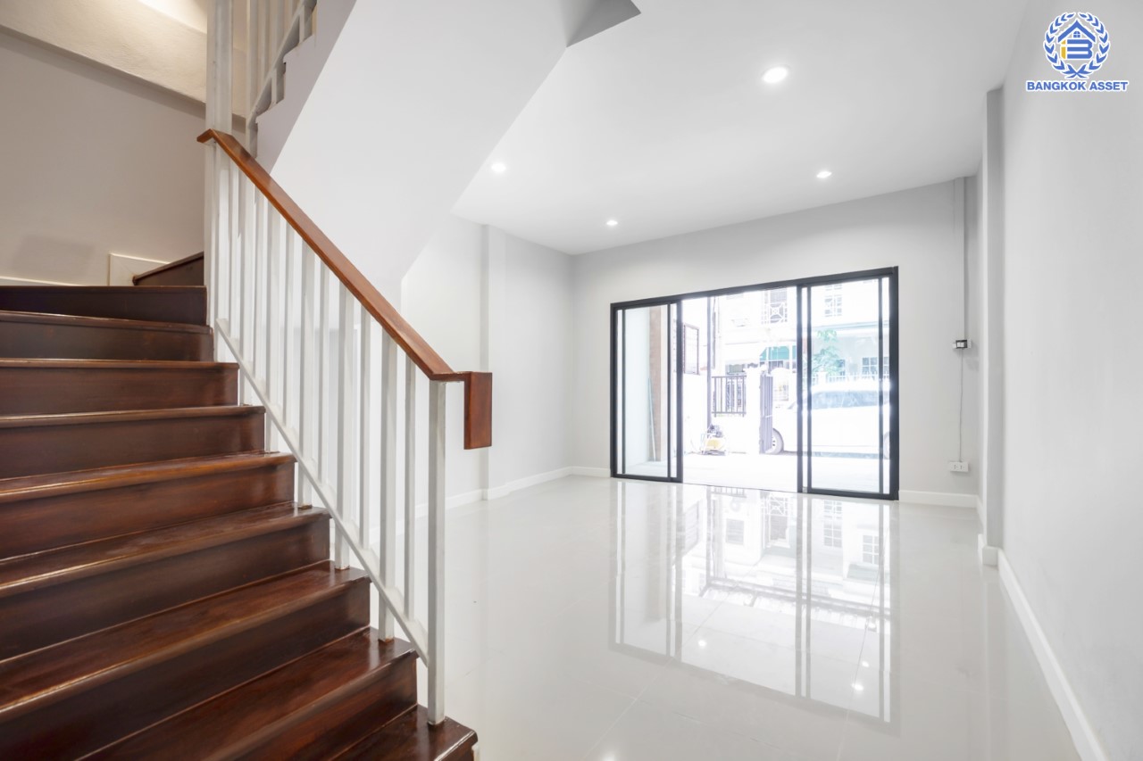 บ้านมือสองตกแต่งใหม่ ทำเลใจกลางเมือง ม.เกตุนุติเชอมีเน่ ลาดพร้าว87 ทาวน์โฮม 3 ชั้น เนื้อที่ 16 ตร.ว. ฟังก์ชัน 4 ห้องนอน 3 ห้องน้ำ จอดรถได้ 1 คัน เชื่อมต่อทั้งถนนเกษตร-นวมินทร์, ลาดพร้าว, รัชโยธินฯ ใกล้ทางด่วนรามอินทรา และรถไฟฟ้าสายสีเหลือง "สถานีลาดพร้าว 83"